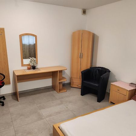 Halle, Top -Preise, 79 Qm Sd Fewo, Eg, Wahlweise Mit 1- 3 Dz, Tv Lounge, Kueche, Bad Wc Einfach Und Gut, Langzeitmieter Vb Preise Halle  المظهر الخارجي الصورة