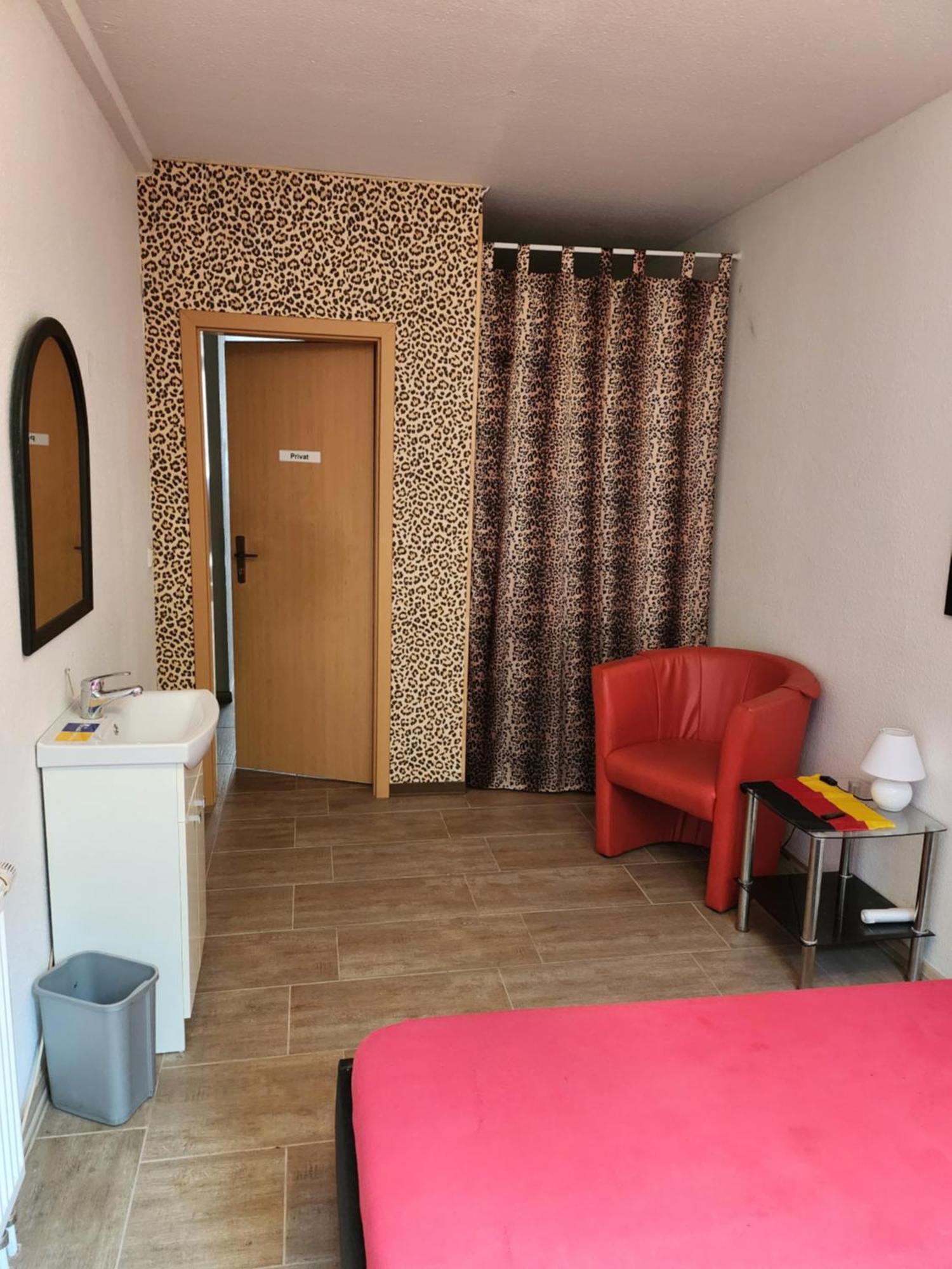 Halle, Top -Preise, 79 Qm Sd Fewo, Eg, Wahlweise Mit 1- 3 Dz, Tv Lounge, Kueche, Bad Wc Einfach Und Gut, Langzeitmieter Vb Preise Halle  المظهر الخارجي الصورة