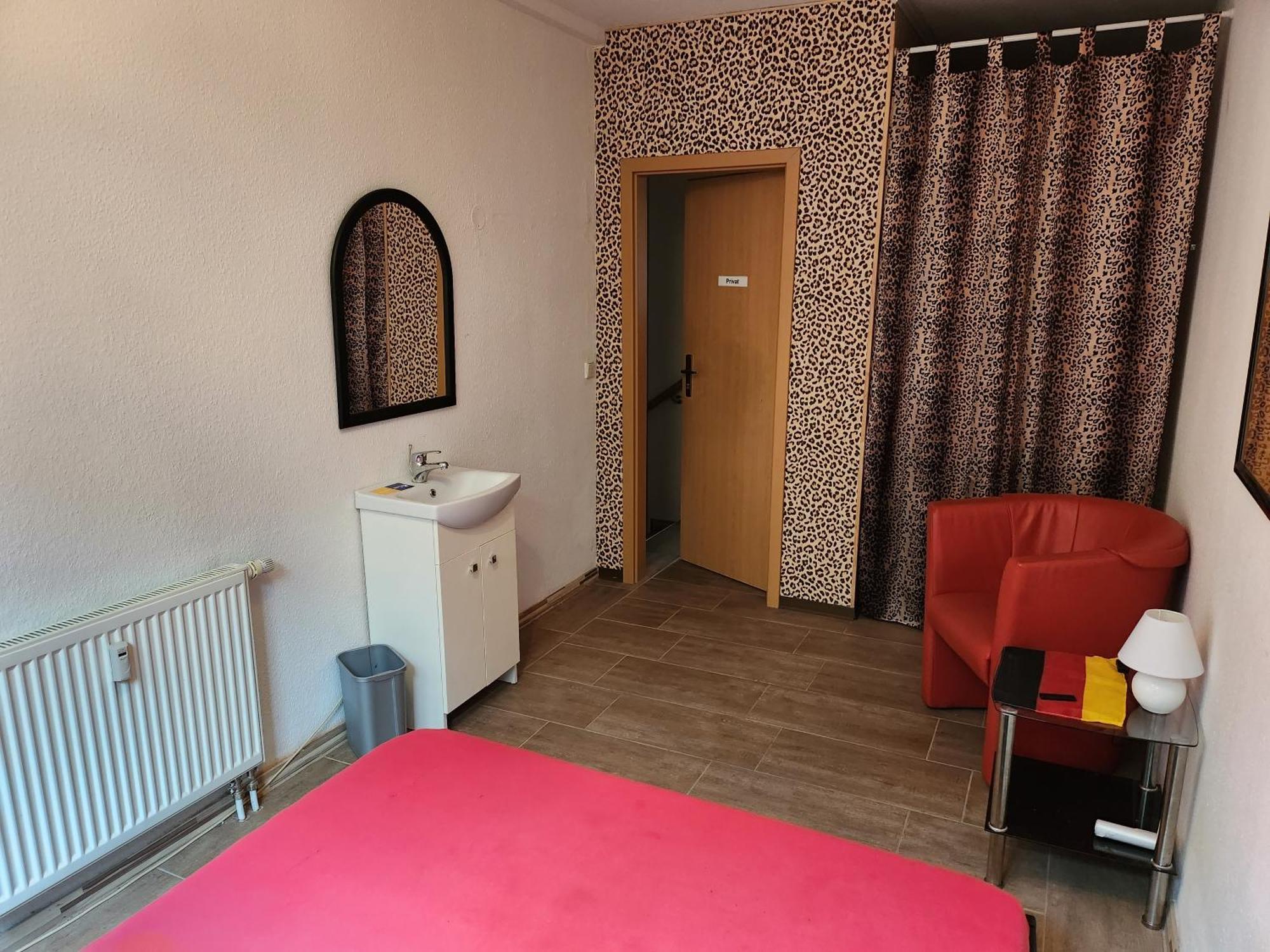 Halle, Top -Preise, 79 Qm Sd Fewo, Eg, Wahlweise Mit 1- 3 Dz, Tv Lounge, Kueche, Bad Wc Einfach Und Gut, Langzeitmieter Vb Preise Halle  المظهر الخارجي الصورة