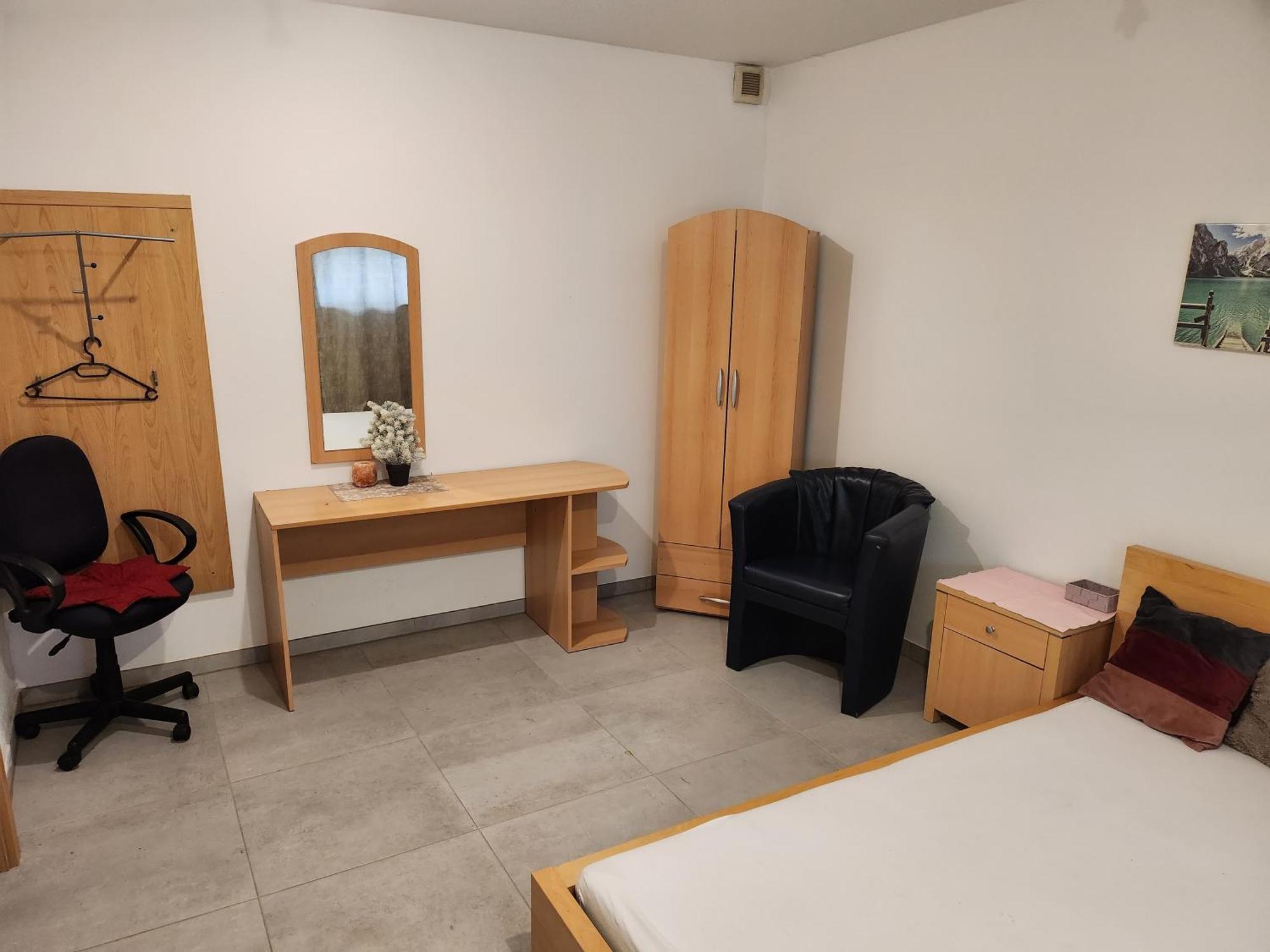 Halle, Top -Preise, 79 Qm Sd Fewo, Eg, Wahlweise Mit 1- 3 Dz, Tv Lounge, Kueche, Bad Wc Einfach Und Gut, Langzeitmieter Vb Preise Halle  المظهر الخارجي الصورة